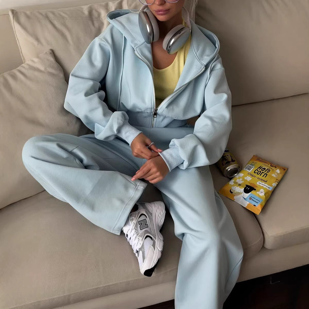 Damen gekürztes Reißverschluss-Hoodie mit Kapuze und hochgeschnittene Relax-Jogginghose mit elastischem Bund Nord Taschen