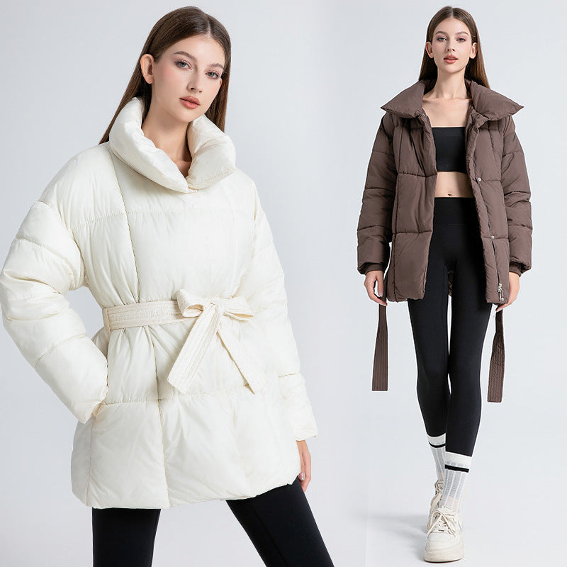 Damen nan kurze wattierte Jacke mit hohem Stehkragen, Taillengürtel und Eingrifftaschen Nord Taschen