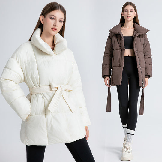 Damen nan kurze wattierte Jacke mit hohem Stehkragen, Taillengürtel und Eingrifftaschen Nord Taschen
