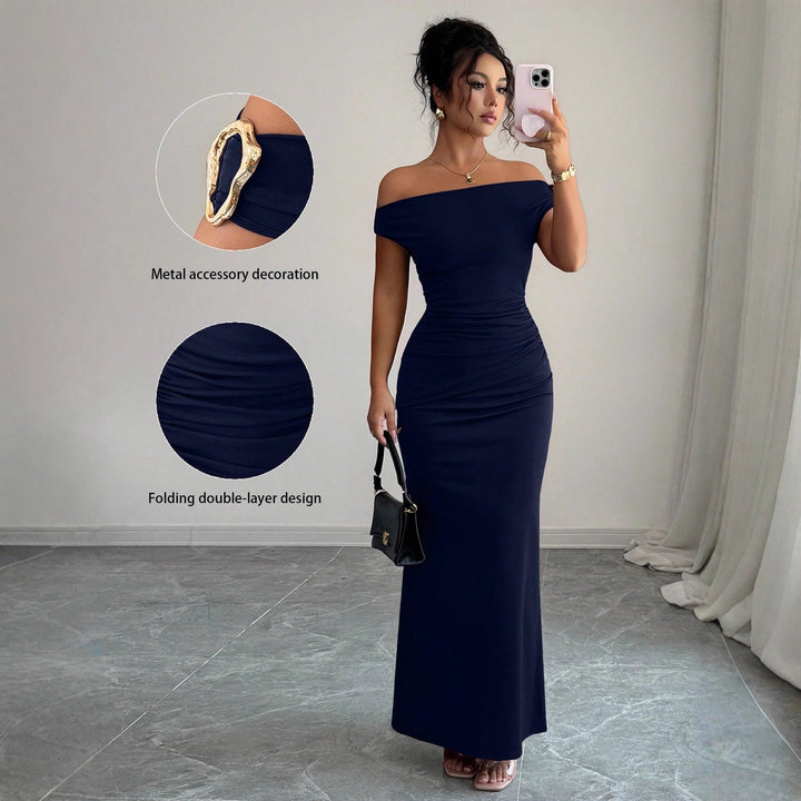Damen Wickelmaxikleid mit schmalem Schnitt und auffälligen Details