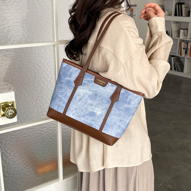 Damen elegante Tragetasche mit verspieltem Anhänger Nord Taschen