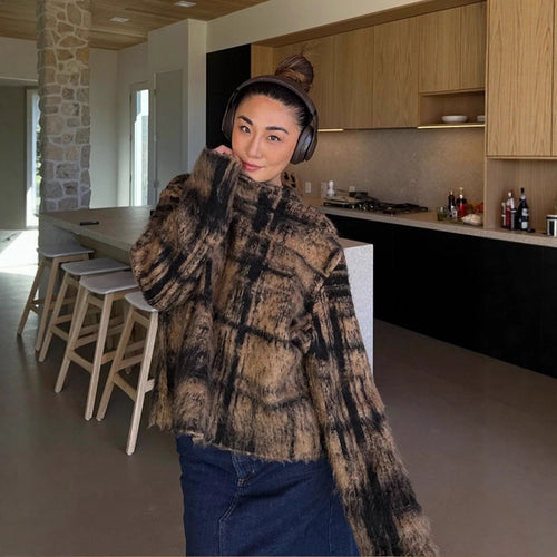 Damen Flauschiger Pullover im Vintage-Karo mit hohem Kragen und ausgefranstem Saum Nord Taschen