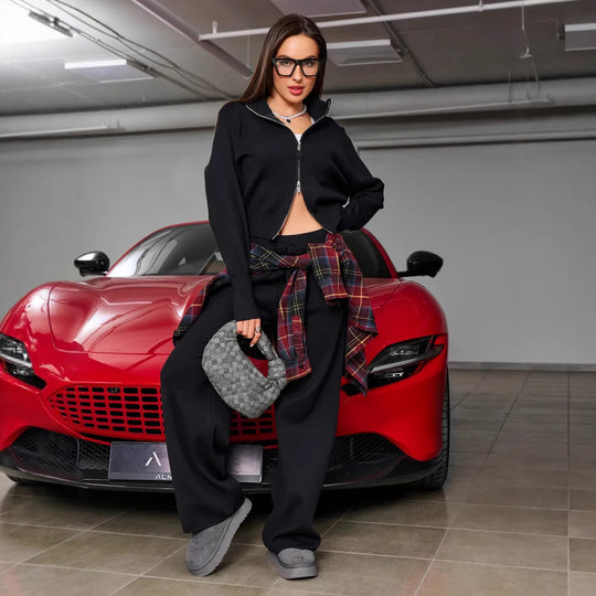 Damen Feinstrick-Zweiteiler mit taillierter Zip-Kapuzenjacke und weiten High‑Waist Kordelhose Nord Taschen