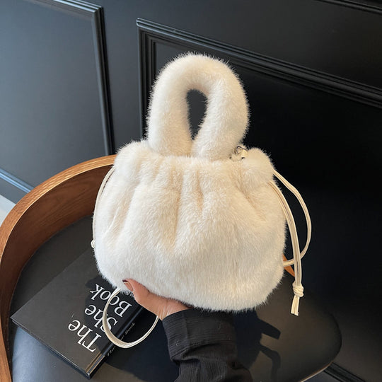 Damen Beuteltasche aus luxuriösem Kunstfell mit elegantem Tragegurt Nord Taschen