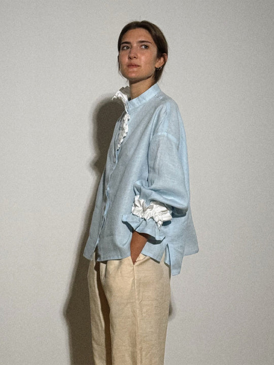 Damen Leichte Leinenbluse mit Stehkragen, oversizeder Silhouette und gerafften Manschetten Nord Taschen