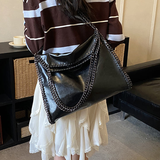 Damen Metallic Handtasche mit Kettenakzent und modischem Design Nord Taschen