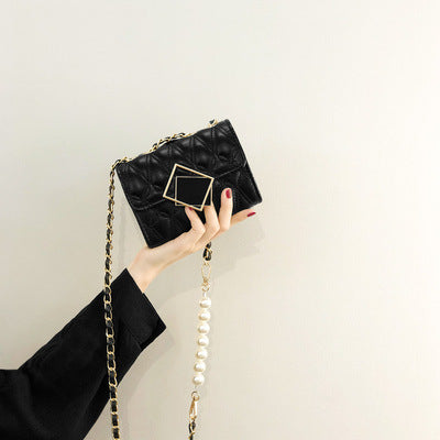 Damen Clutch mit luxuriöser Steppung und edlem Kettenhenkel Nord Taschen