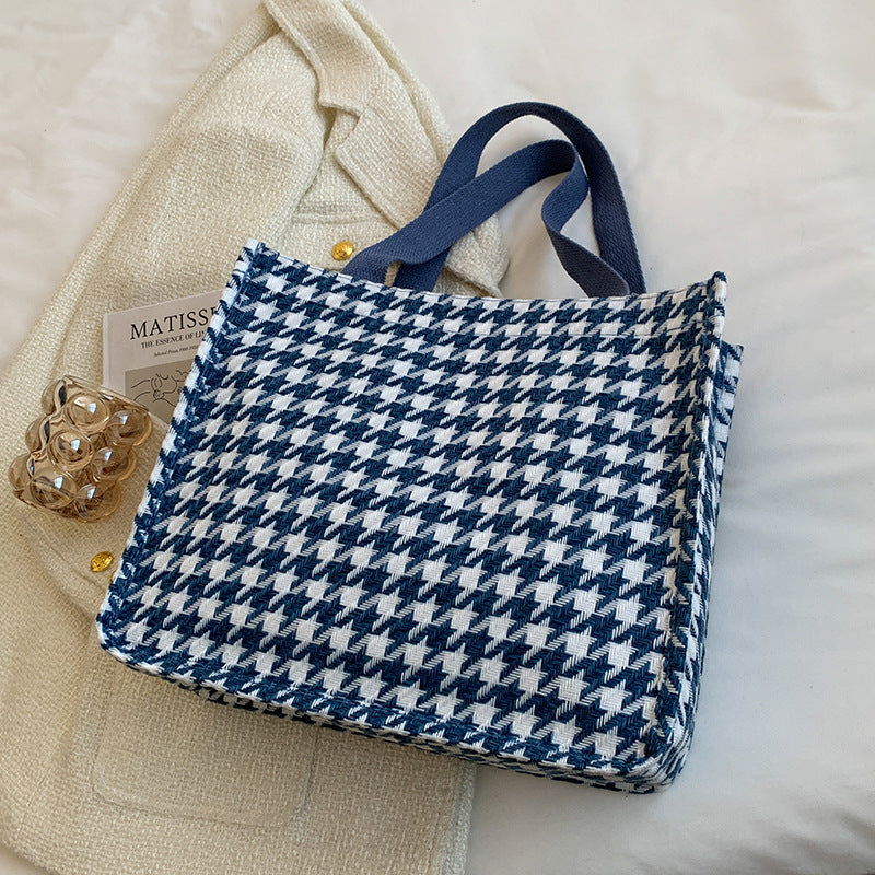 Damen Jute-Tasche mit modernem Hahnentritt-Muster und verspieltem Pompon Nord Taschen