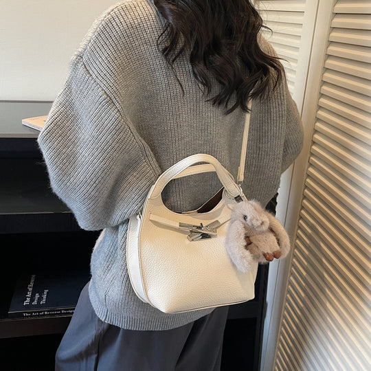 Damen stilvolle Schultertasche mit verspieltem Anhänger Nord Taschen