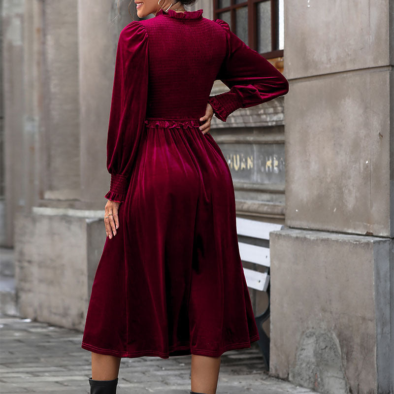 Damen Samt-Midikleid mit gerafftem Smock-Oberteil, V‑Ausschnitt und Rüschen Nord Taschen