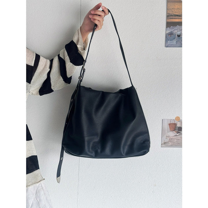 Damen Hobo-Tasche mit elegant geschwungenem Design und robustem Schulterriemen Nord Taschen