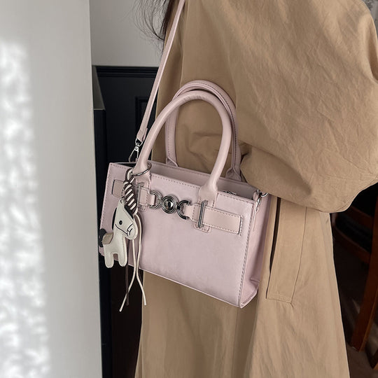 Damen Handtasche im modernen Minimalismus-Stil mit verspieltem Anhänger Nord Taschen