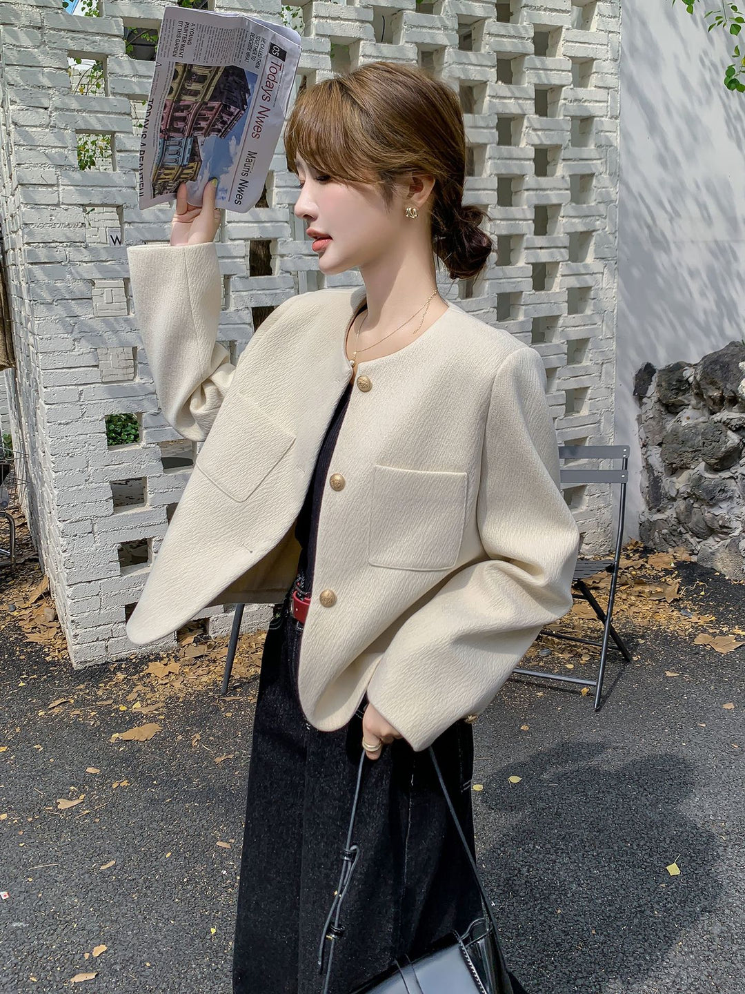 Damen Kurzblazer mit rundem Ausschnitt, Strukturstoff und goldenen Knöpfen Nord Taschen