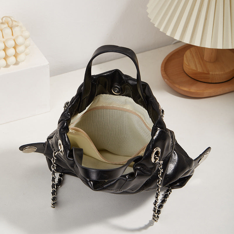 Damen Hobo-Tasche mit gefaltetem Design und eleganter Kettenverzierung Nord Taschen