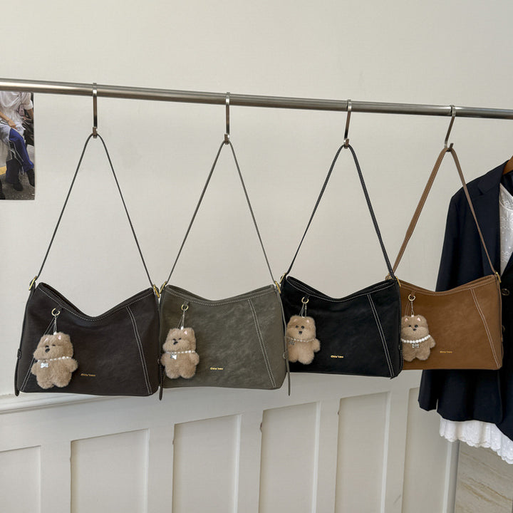 Damen Schultertasche mit verspieltem Tieranhänger und edlem Material Nord Taschen