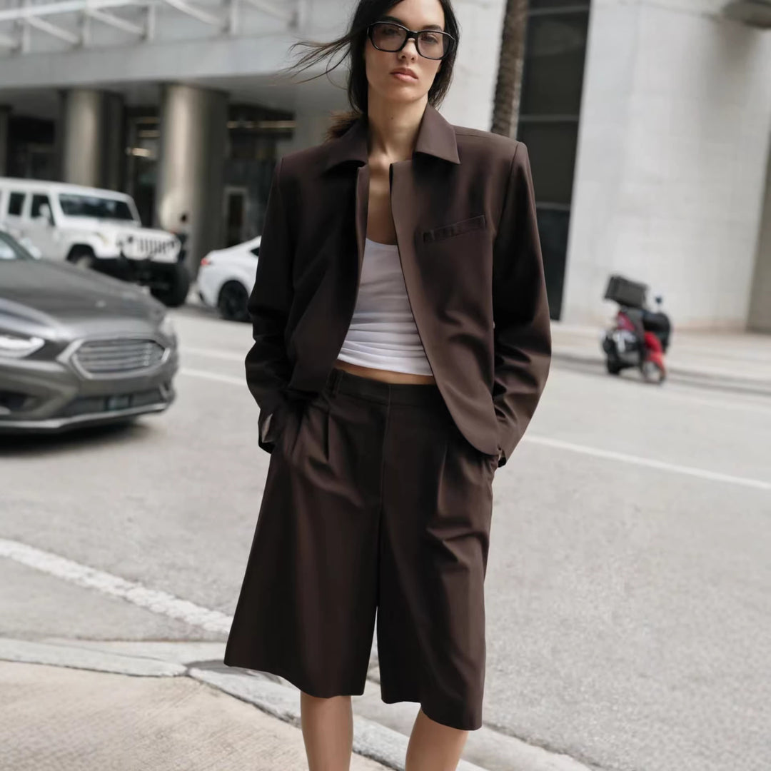 Damen Kurzer taillierter Blazer mit verdeckter Knopfleiste und geschwungenem Saum Nord Taschen