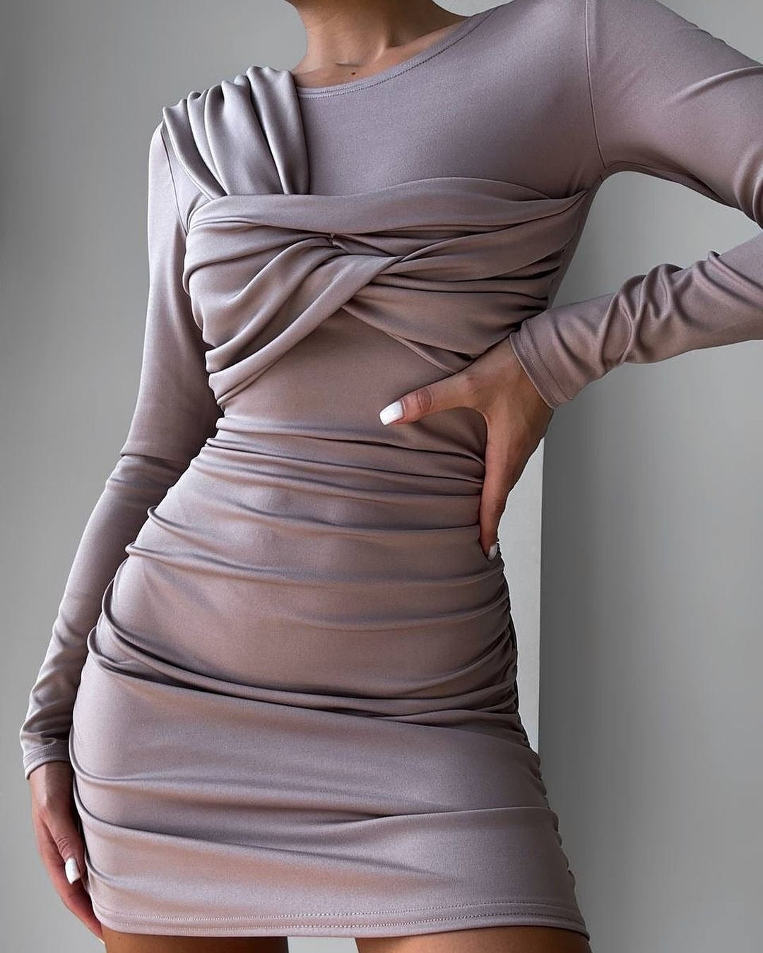 Damen Figurbetontes drapiertes Minikleid mit langen Ärmeln Nord Taschen