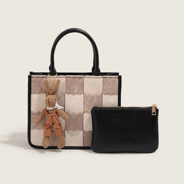 Damen Umhängetasche mit kreativem Patchwork-Design und verspieltem Anhänger Nord Taschen