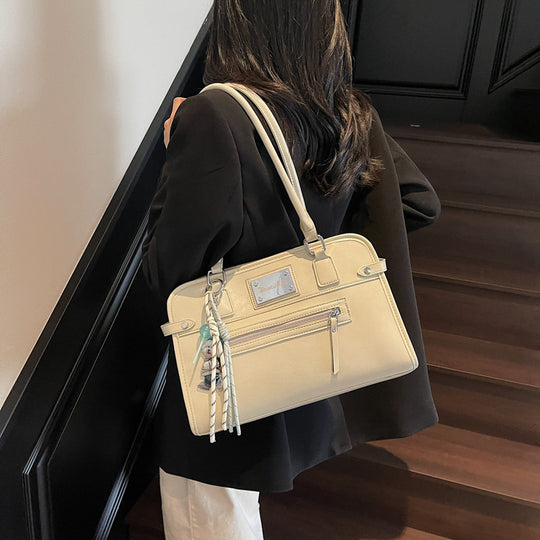Damen Handtasche mit dekorativem Anhänger | Nord Taschen