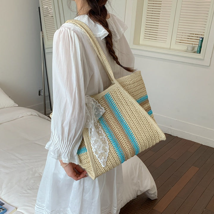 Damen geflochtene Strohtasche mit dekorativem Seidenschal Nord Taschen