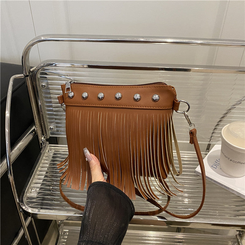 Damen Umhängetasche mit fransigem Design und eleganten Metallakzenten Nord Taschen