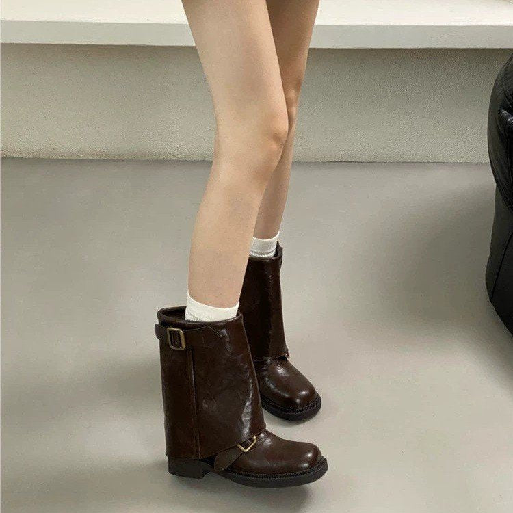 Damen Glänzende Mid‑Calf Bikerboots mit Zierriemen und Schnallen Nord Taschen