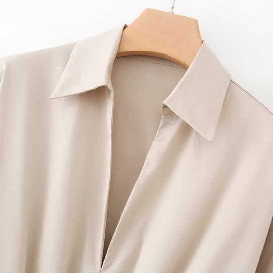 Damen Hemd-Maxikleid mit tiefem V-Ausschnitt, Taillenfalten und schmalem Gürtel Nord Taschen