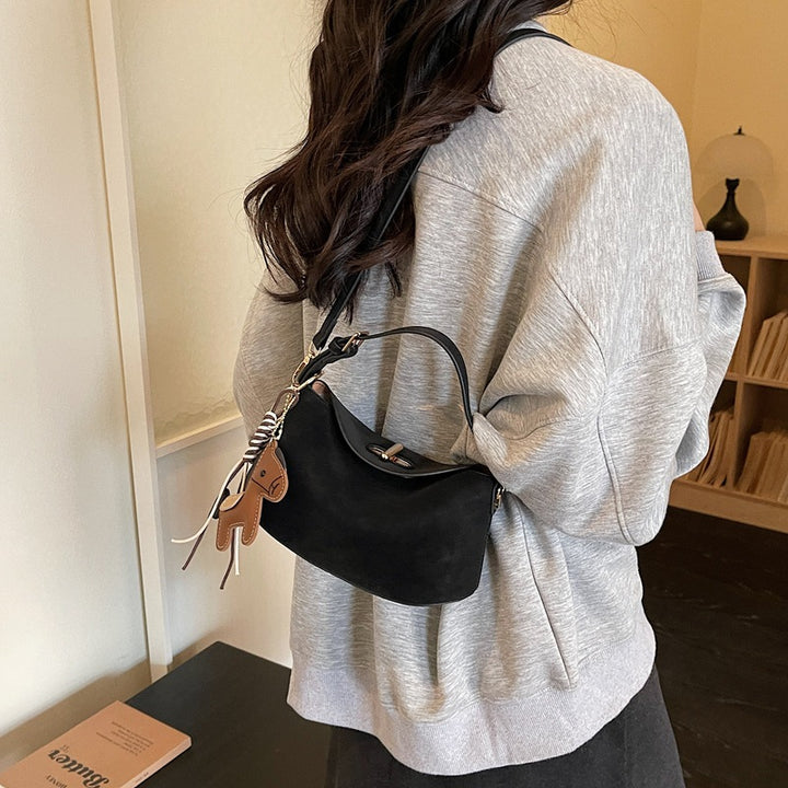 Damen Umhängetasche mit charmantem Anhänger und elegantem Design Nord Taschen