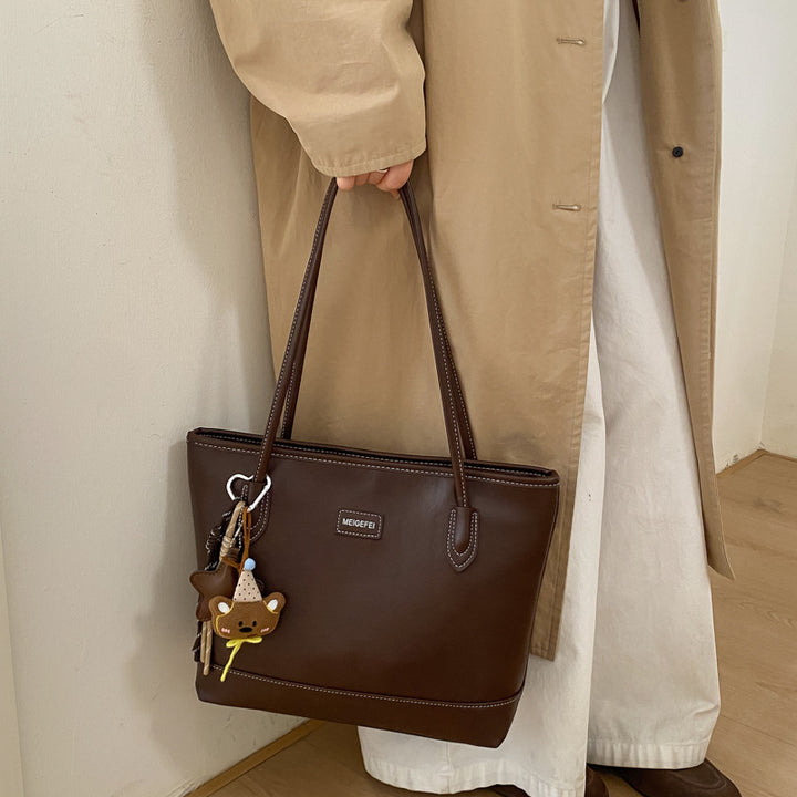 Damen elegante Henkeltasche aus hochwertigem Kunstleder mit charmantem Anhänger Nord Taschen