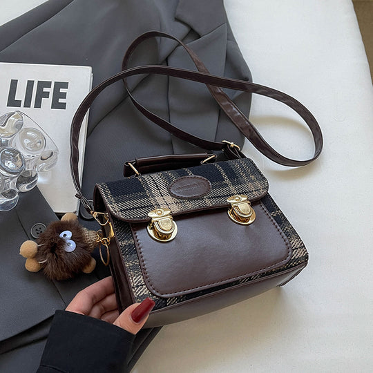 Damen Umhängetasche mit eleganter Karostruktur und hochwertigen Metallelementen Nord Taschen