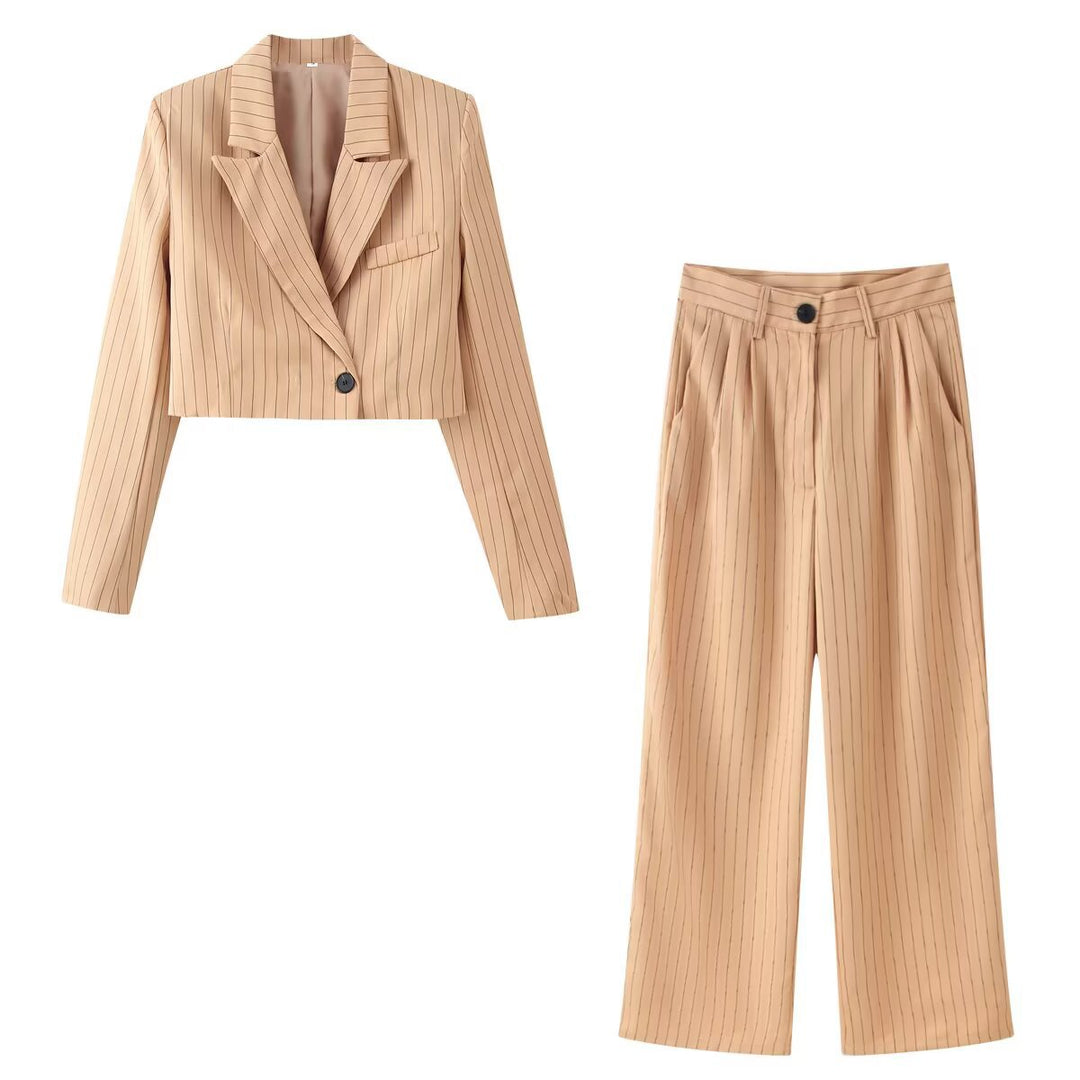 Damen Zweiteiliges Nadelstreifen-Kurzblazer mit hochgeschnittener weiter Hose Nord Taschen