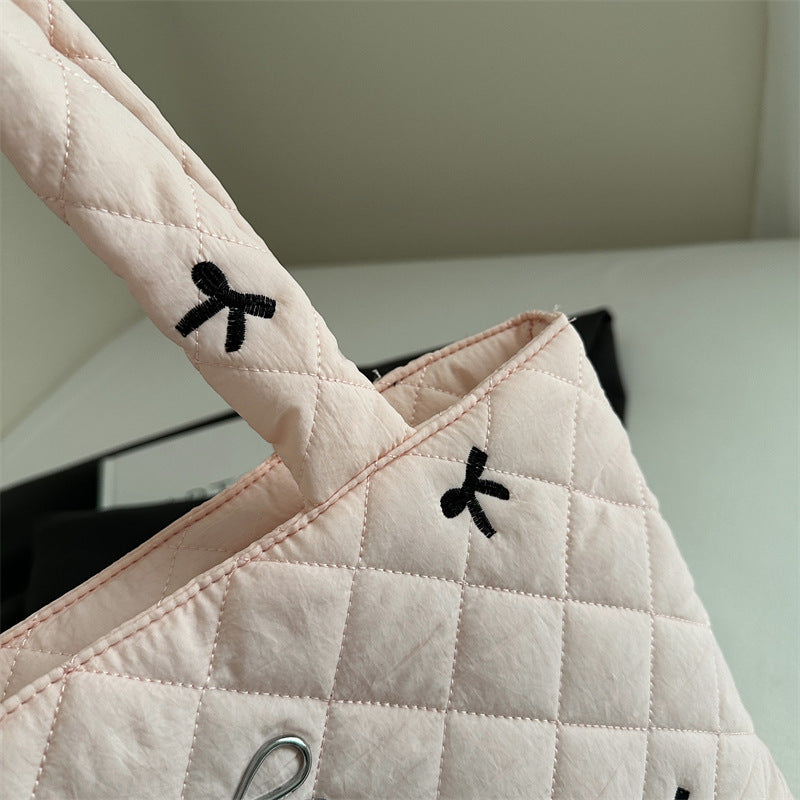 Damen elegante Quilted Handtasche mit verziertem Design Nord Taschen