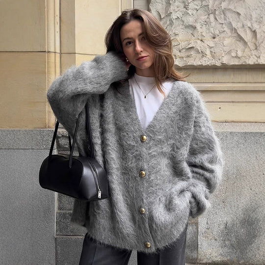 Damen Flauschige Mohair‑Optik Oversize‑Strickjacke mit V‑Ausschnitt und goldenen Zierknöpfen Nord Taschen