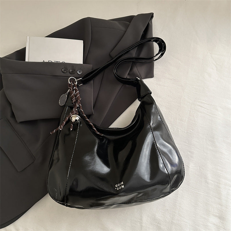 Damen Hobo-Handtasche mit glänzender Oberfläche und dekorativem Anhänger Nord Taschen