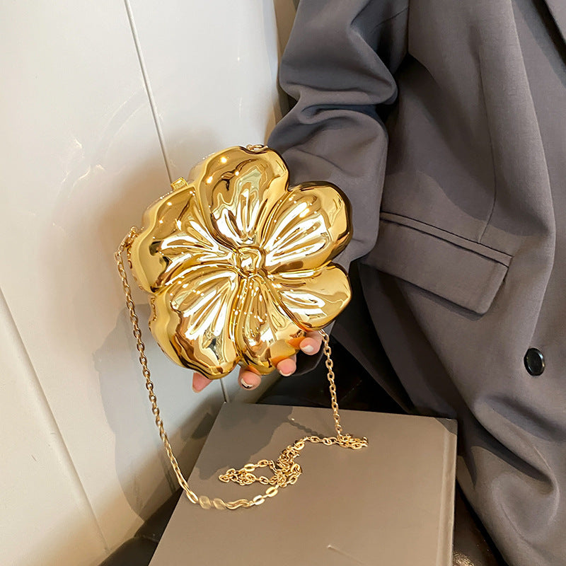 Damen Clutch Tasche im stilvollen Blumen-Design Nord Taschen
