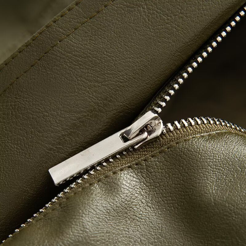 Damen Oversize Fauxleder-Blouson mit elastischem Saum, schräge Zipper-Brusttasche und Reißverschlussärmeln Nord Taschen