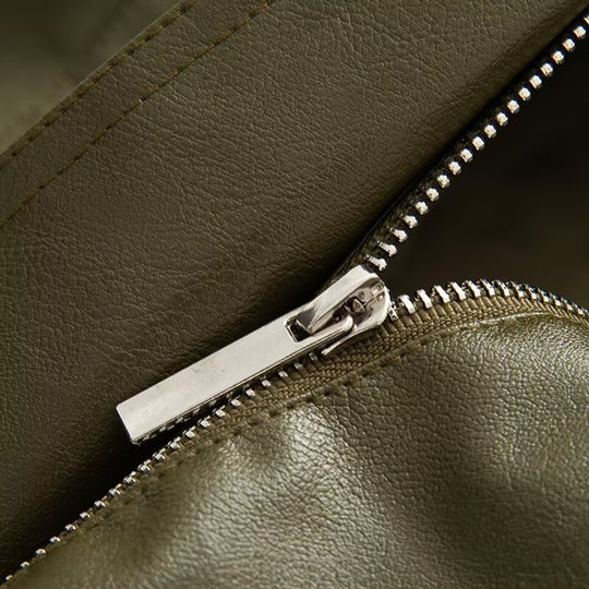 Damen Oversize Fauxleder-Blouson mit elastischem Saum, schräge Zipper-Brusttasche und Reißverschlussärmeln Nord Taschen