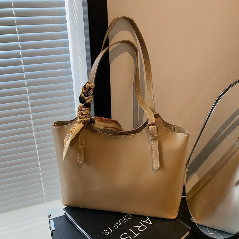 Damen elegante Schultertasche mit modischem Schalakzent Nord Taschen