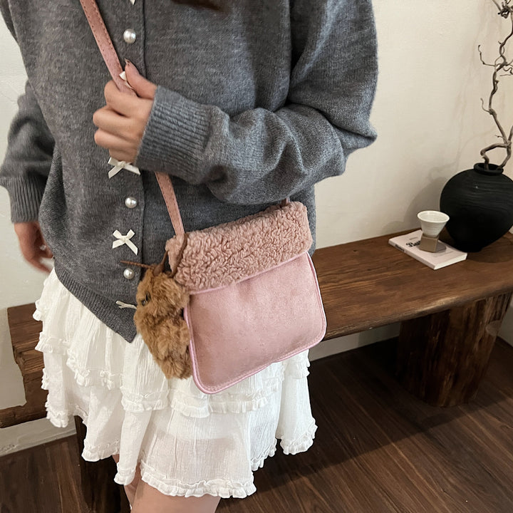 Damen Umhängetasche mit flauschigem Obermaterial und niedlichem Anhänger Nord Taschen