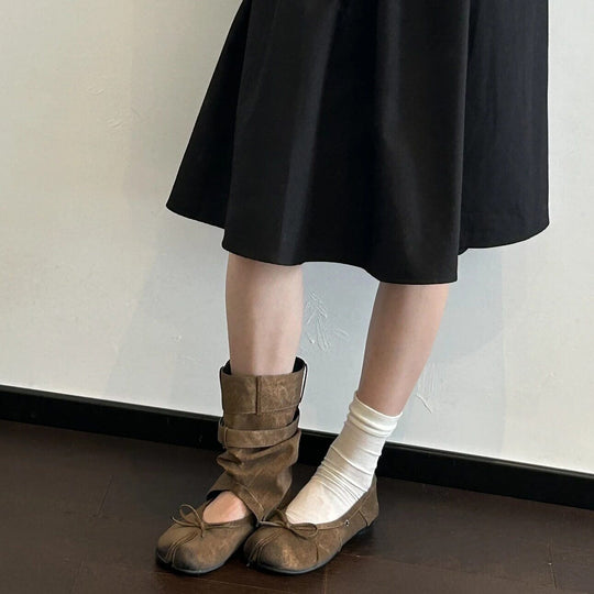 Damen Tabi-inspirierte Veloursleder-Ballerina mit Kappnaht und Schleifen-Detail Nord Taschen