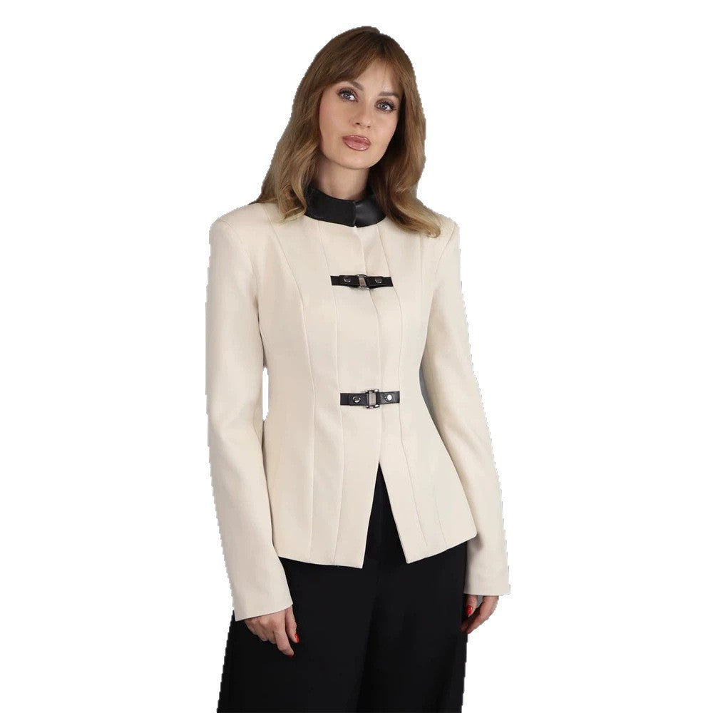 Damen Taillierter Blazer mit Stehkragen, Wiener Nähten und dekorativen Gurtverschlüssen Nord Taschen
