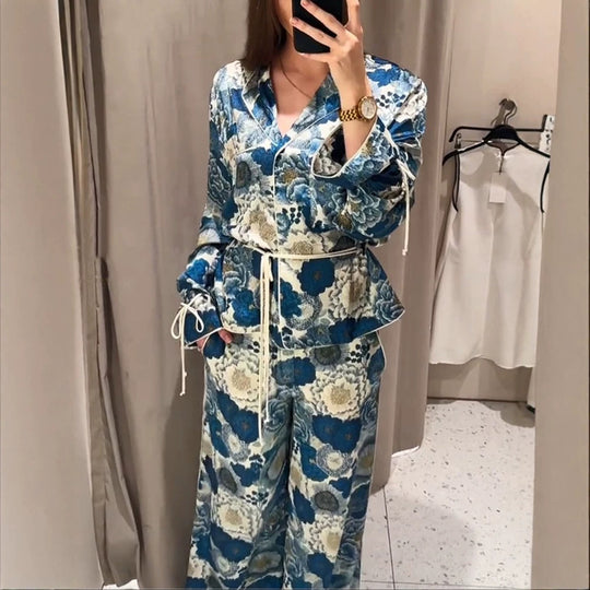 Damen Zweiteiliges florales Jacquard-Loungewear-Set mit Taillengürtel, Paspelierung und Bindärmeln Nord Taschen
