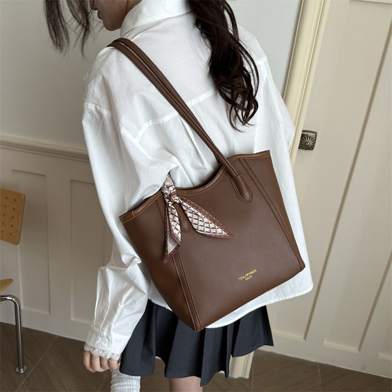 Damen elegante Handtasche mit modischem Schalszierring Nord Taschen