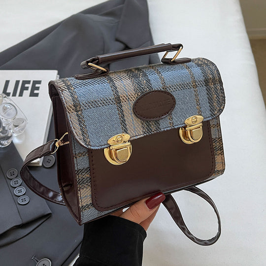 Damen Umhängetasche mit eleganter Karostruktur und hochwertigen Metallelementen Nord Taschen
