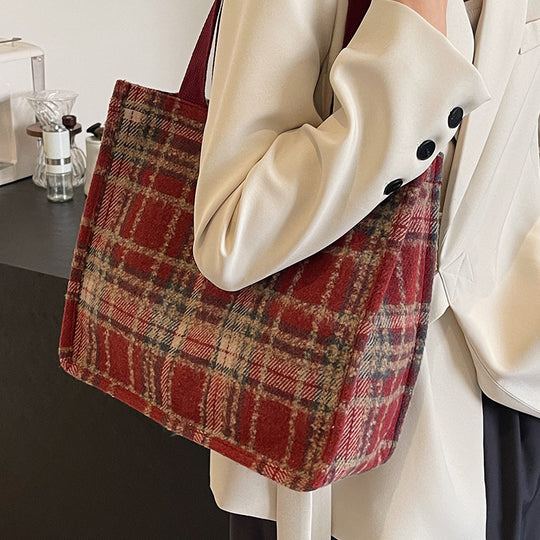 Damen Jute-Shopper Tasche mit stylisierten Karomuster und süßem Plüschanhänger Nord Taschen