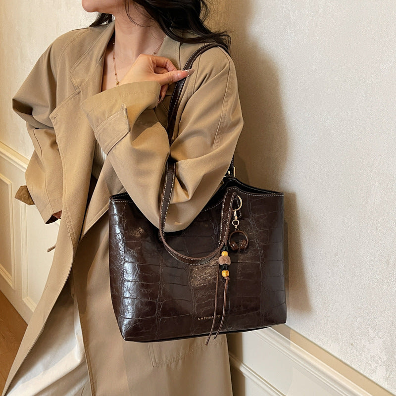 Damen elegante Handtasche im Krokoleder-Look mit charmantem Anhänger Nord Taschen