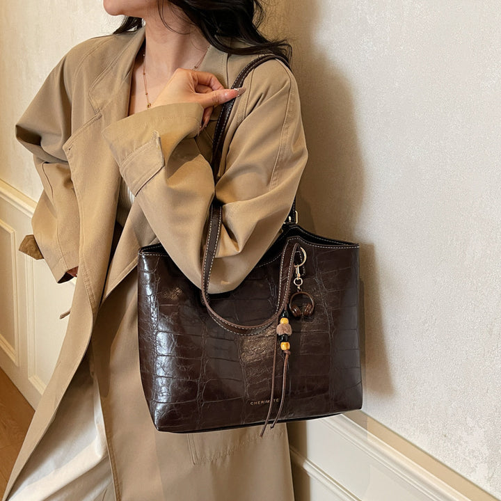 Damen elegante Handtasche im Krokoleder-Look mit charmantem Anhänger Nord Taschen