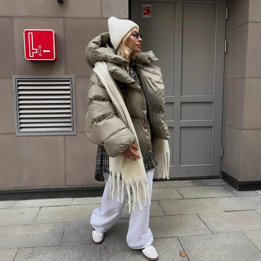 Damen extravagante Oversize Steppdaunenjacke mit extravoluminöser Kapuze Nord Taschen