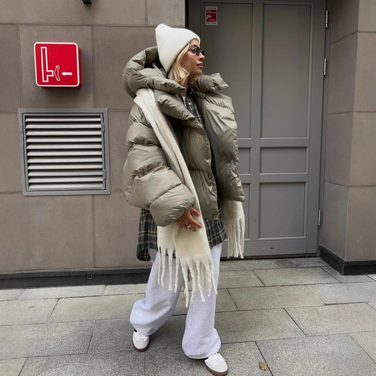 Damen extravagante Oversize Steppdaunenjacke mit extravoluminöser Kapuze Nord Taschen