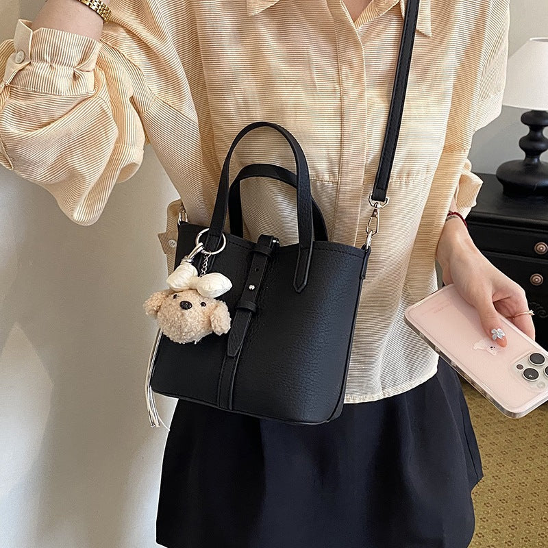 Damen Hobo-Tasche mit verspieltem Plüschanhänger Nord Taschen